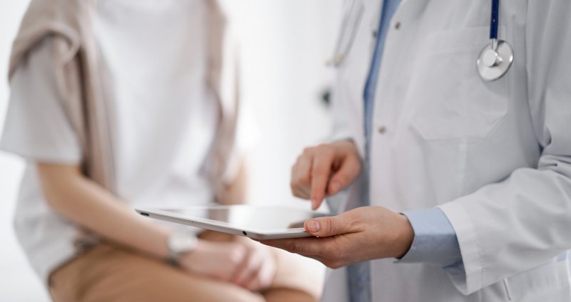 Россияне стали активно покупать полисы страхования на случай онкозаболеваний - «Тема дня»